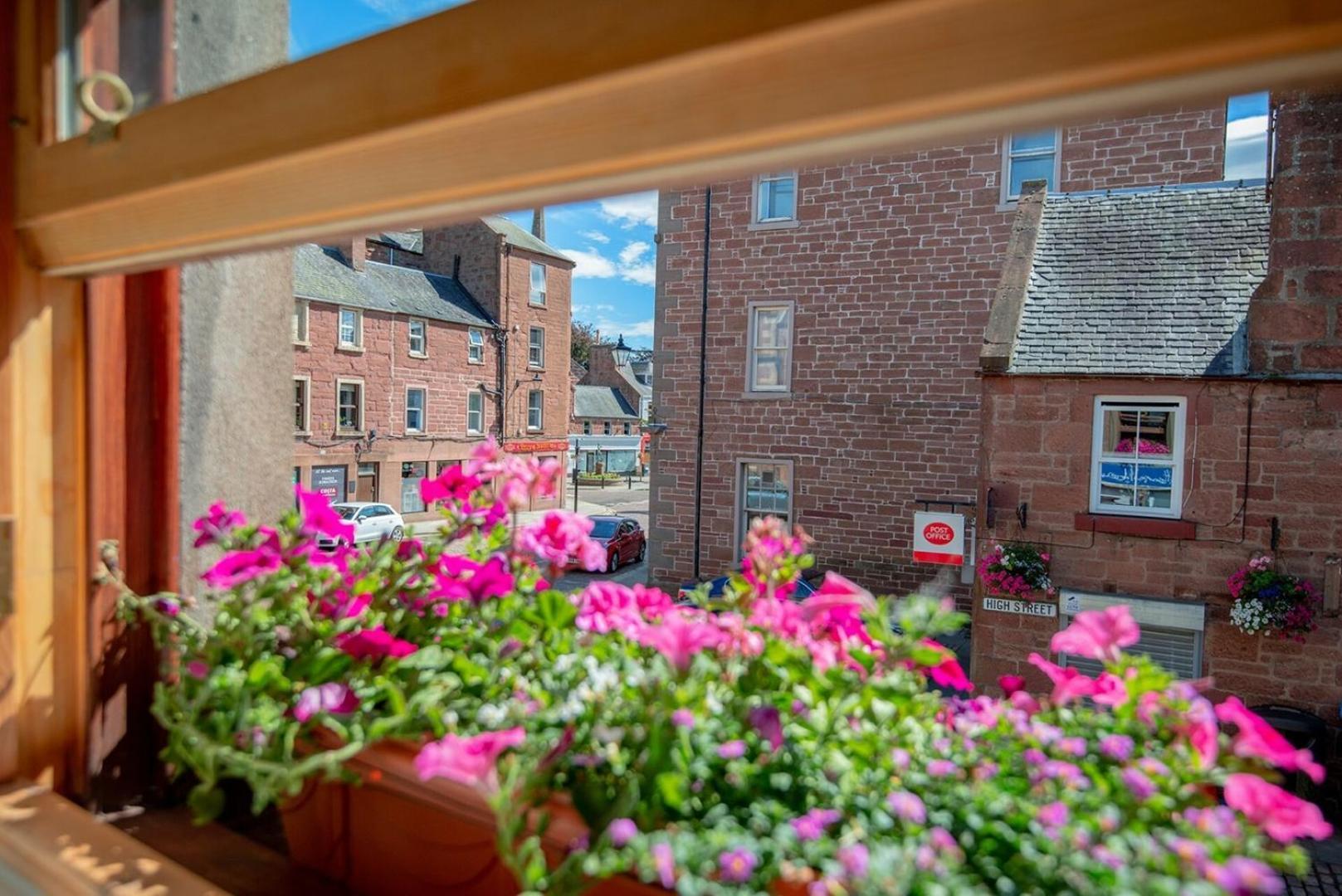 Charming 2 Bedroom Flat In The Heart Of Kirriemuir Luaran gambar